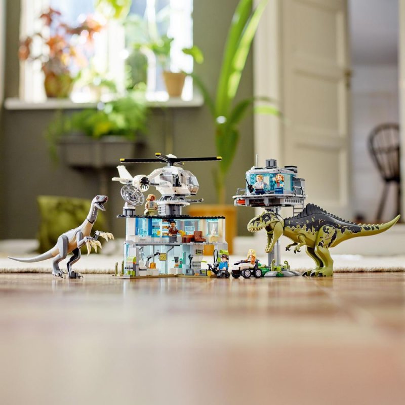 LEGO® Jurassic World™ 76949 Útok giganotosaura a therizinosaura