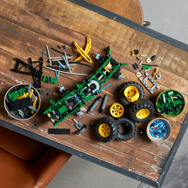 LEGO® Technic 42157 Lesní traktor John Deere 948L-II