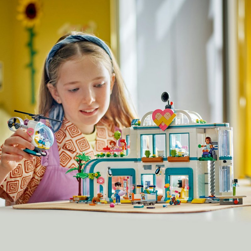 LEGO® Friends 42621 Nemocnice v městečku Heartlake