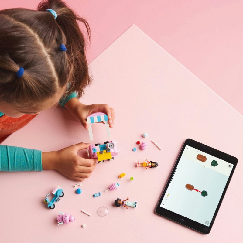 LEGO® Friends 42643 Stánek s cukrovou vatou a skútr