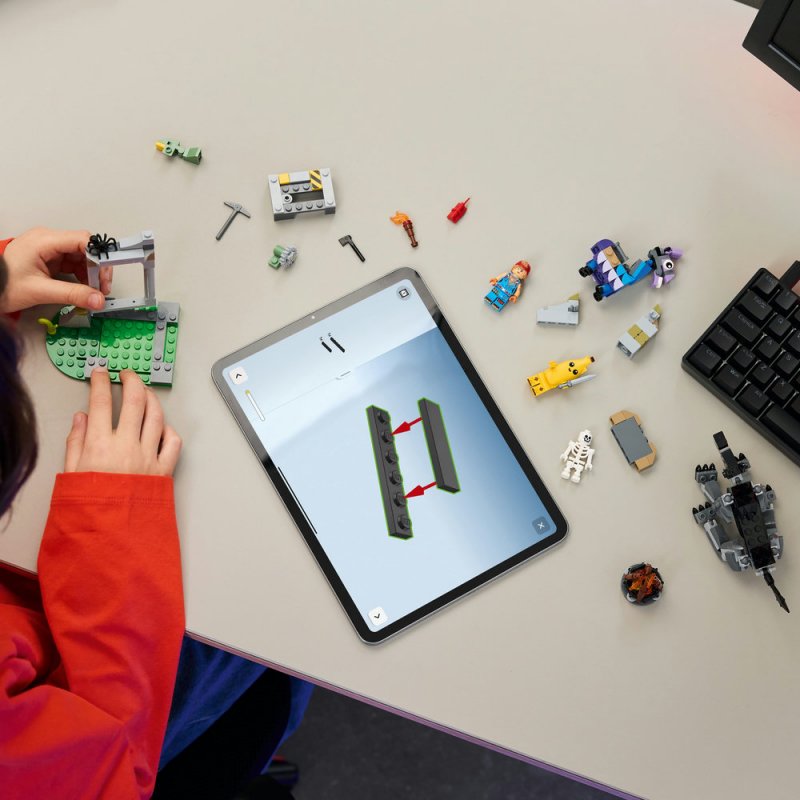 LEGO® Fortnite® 77075 Peely a Sparkplug a jejich tábořiště