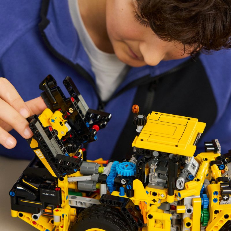 LEGO® Technic 42209 Kolový nakladač Volvo L120 Electric