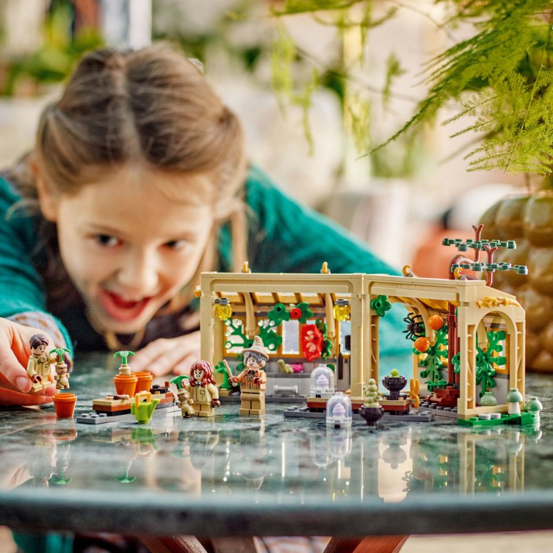 LEGO® Harry Potter™ 76445 Bradavický hrad: Hodina bylinkářství