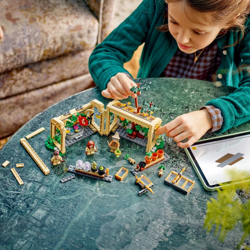 LEGO® Harry Potter™ 76445 Bradavický hrad: Hodina bylinkářství