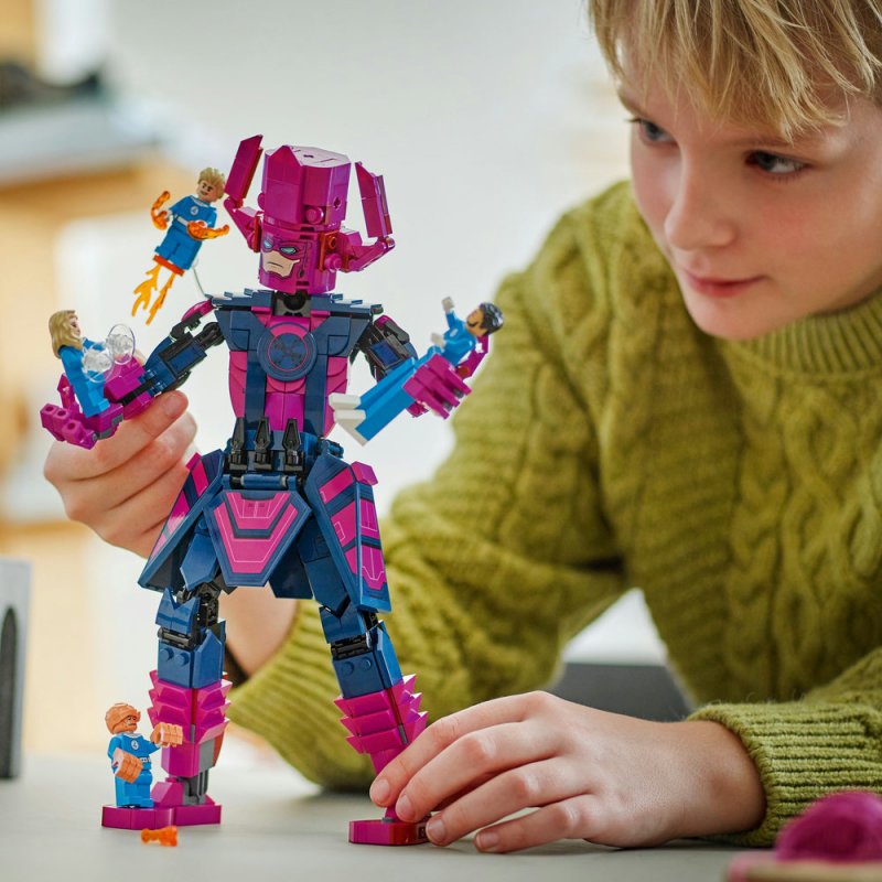 LEGO® │ Marvel 76316 Fantastická čtyřka vs. sestavitelná figurka Galactuse