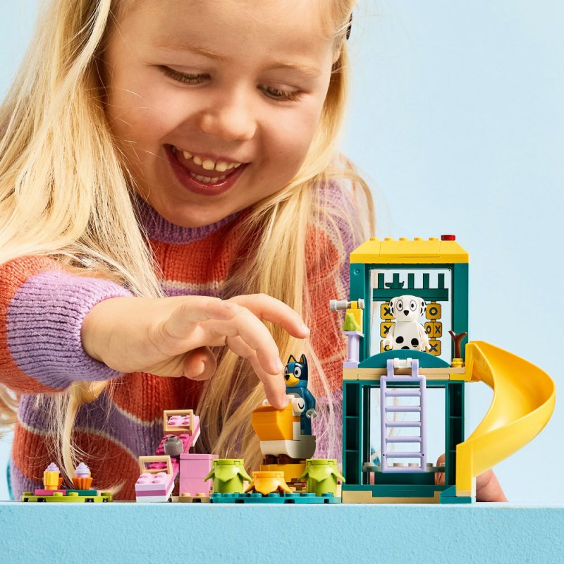 LEGO® Bluey 11201 Bluey, Chloe a zábava na hřišti