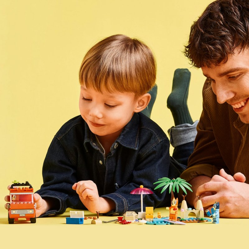 LEGO® Bluey 11202 Bluey a rodinný výlet autem na pláž