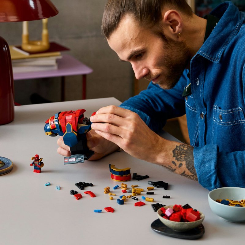LEGO® ǀ Marvel 76326 Busta Iron Spider-Mana
