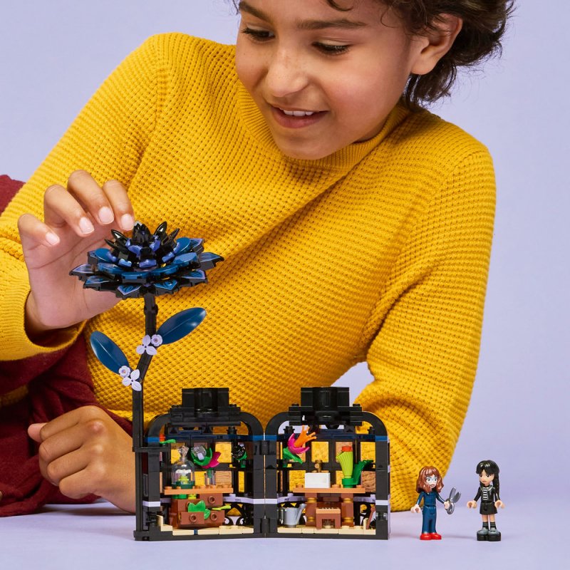 LEGO® Wednesday 76784 Černá jiřina