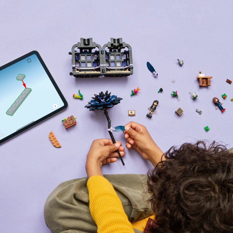 LEGO® Wednesday 76784 Černá jiřina