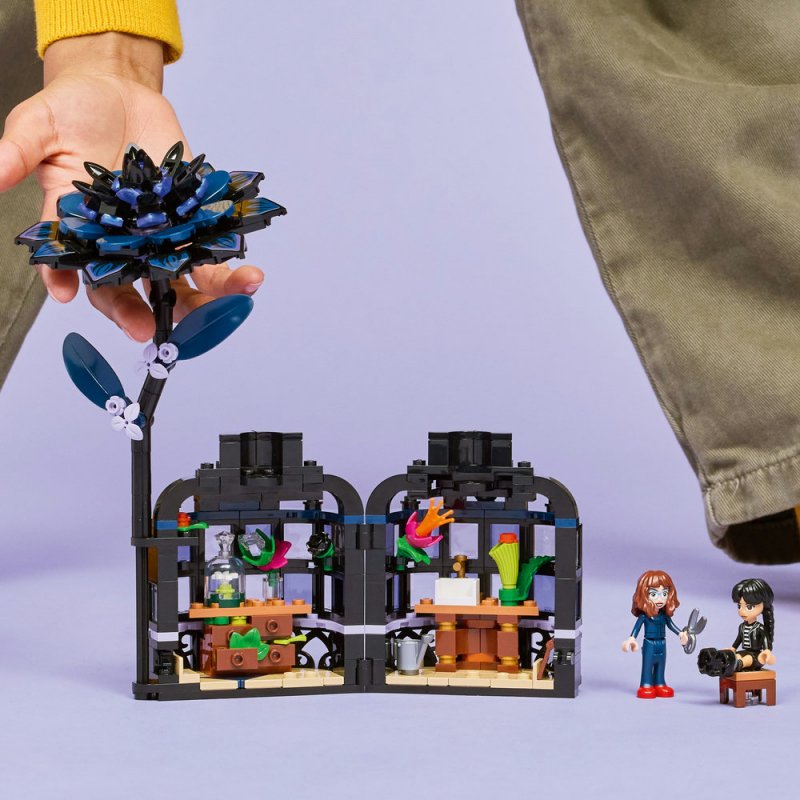 LEGO® Wednesday 76784 Černá jiřina