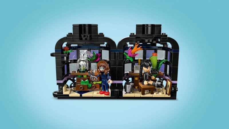 LEGO® Wednesday 76784 Černá jiřina