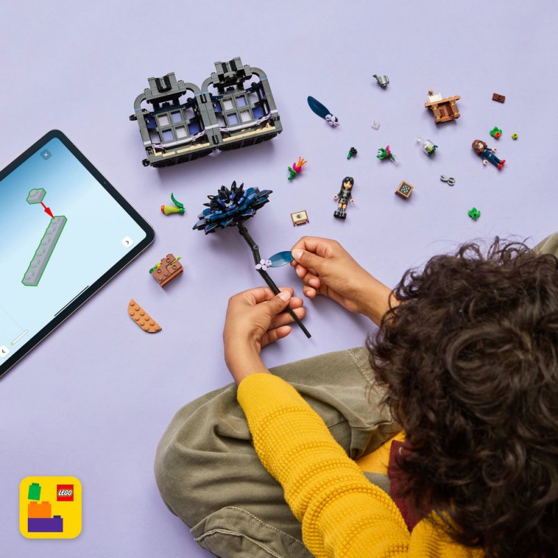 LEGO® Wednesday 76784 Černá jiřina