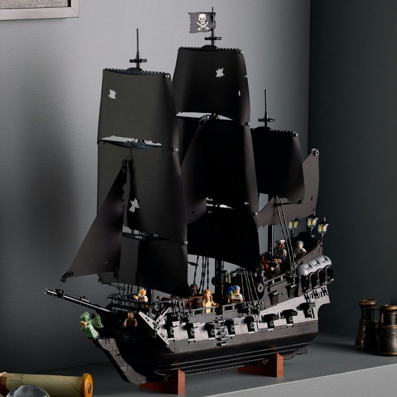 LEGO® Icons 10365 Pirátská loď kapitána Jacka Sparrowa