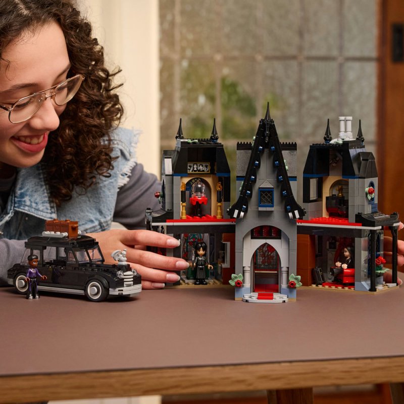 LEGO® Wednesday 76786 Morticia a její chata