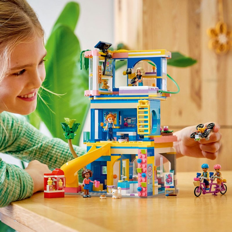 LEGO® Friends 42689 Klubovna pro kamarády v městečku Heartlake