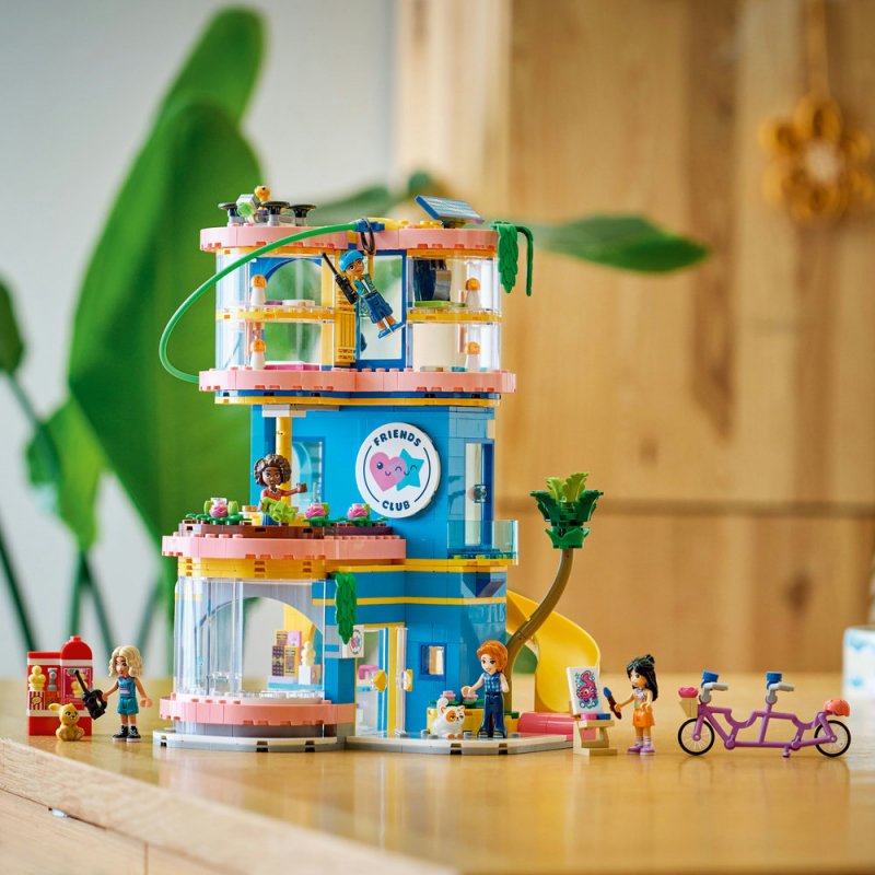 LEGO® Friends 42689 Klubovna pro kamarády v městečku Heartlake