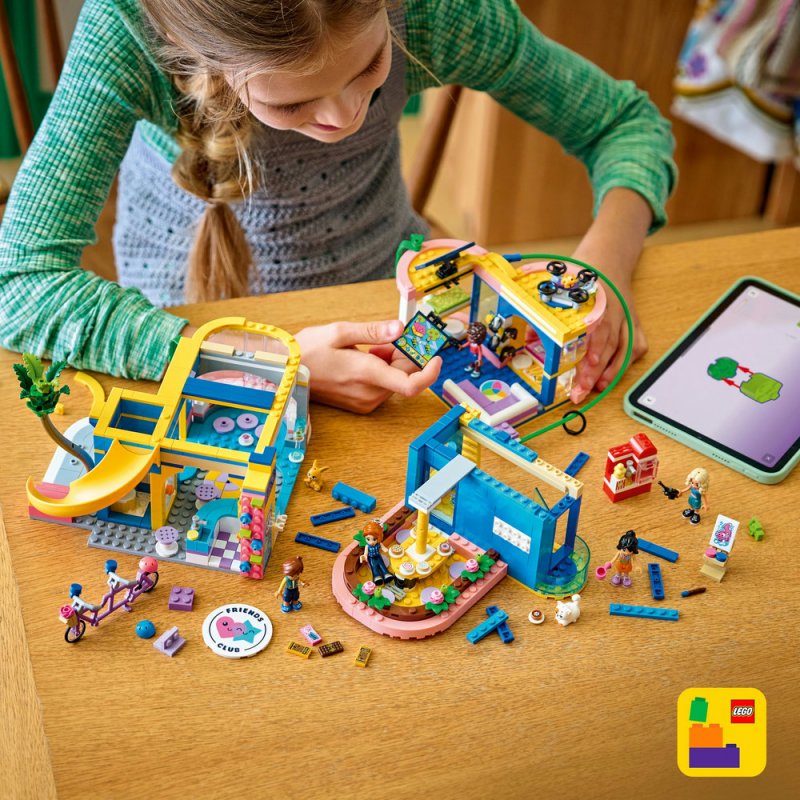 LEGO® Friends 42689 Klubovna pro kamarády v městečku Heartlake