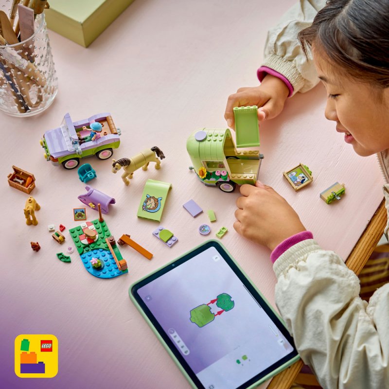 LEGO® Friends 42695 Přívěs s koněm a hříbětem