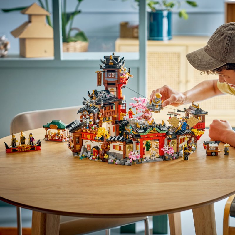 LEGO® NINJAGO® 71861 Staré město: 15 let NINJAGO