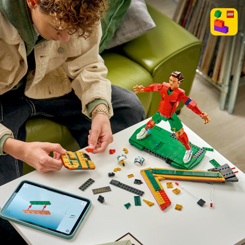 LEGO® Editions 43016 Cristiano Ronaldo – Fotbalová legenda