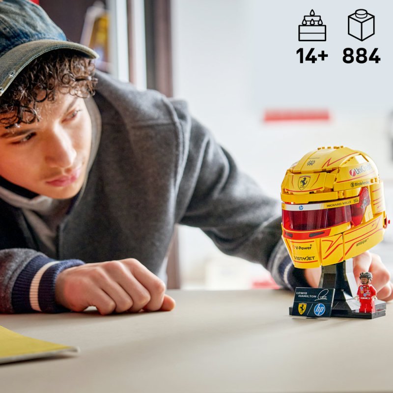LEGO® Editions 43022 Helma Lewis Hamilton ze Scuderia Ferrari HP