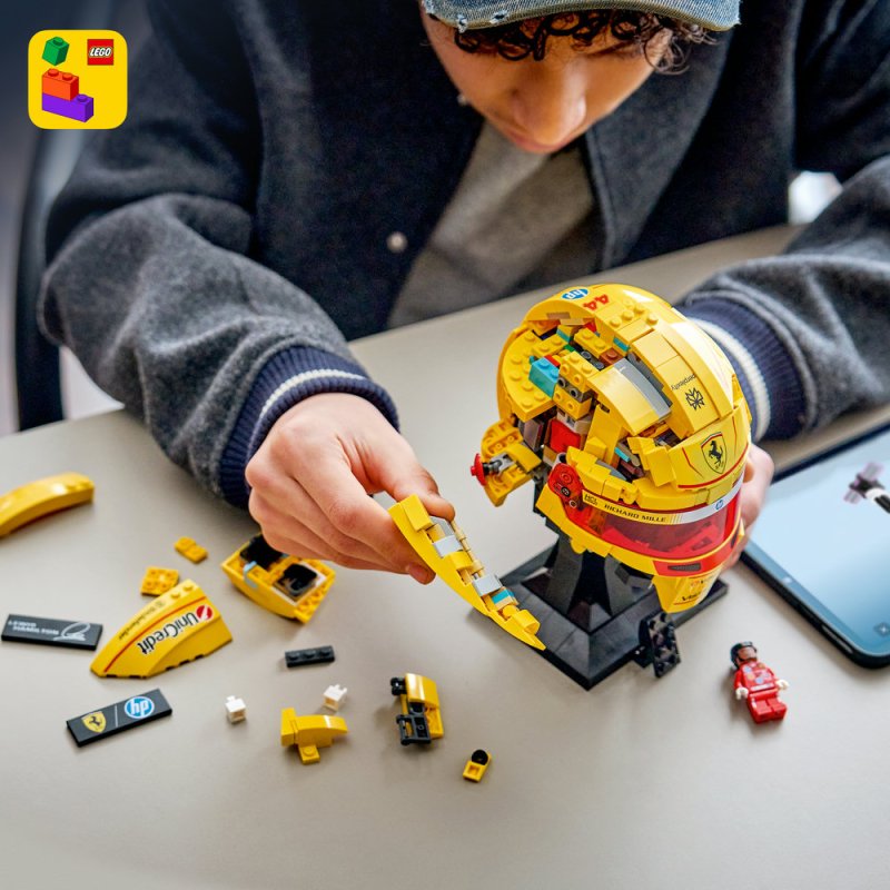 LEGO® Editions 43022 Helma Lewis Hamilton ze Scuderia Ferrari HP