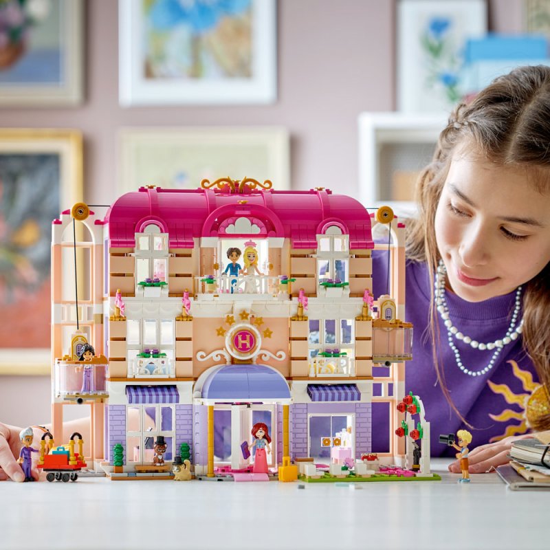 LEGO® Friends 42704 Grand Hotel v městečku Heartlake