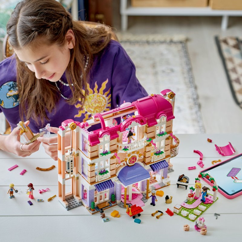 LEGO® Friends 42704 Grand Hotel v městečku Heartlake