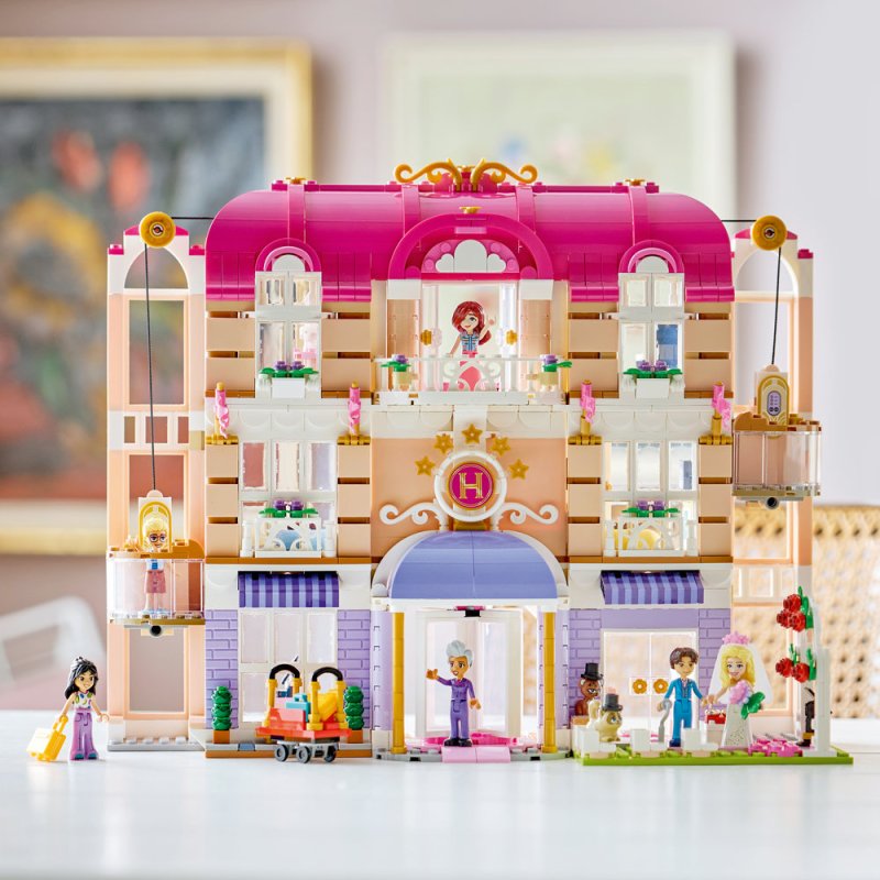 LEGO® Friends 42704 Grand Hotel v městečku Heartlake