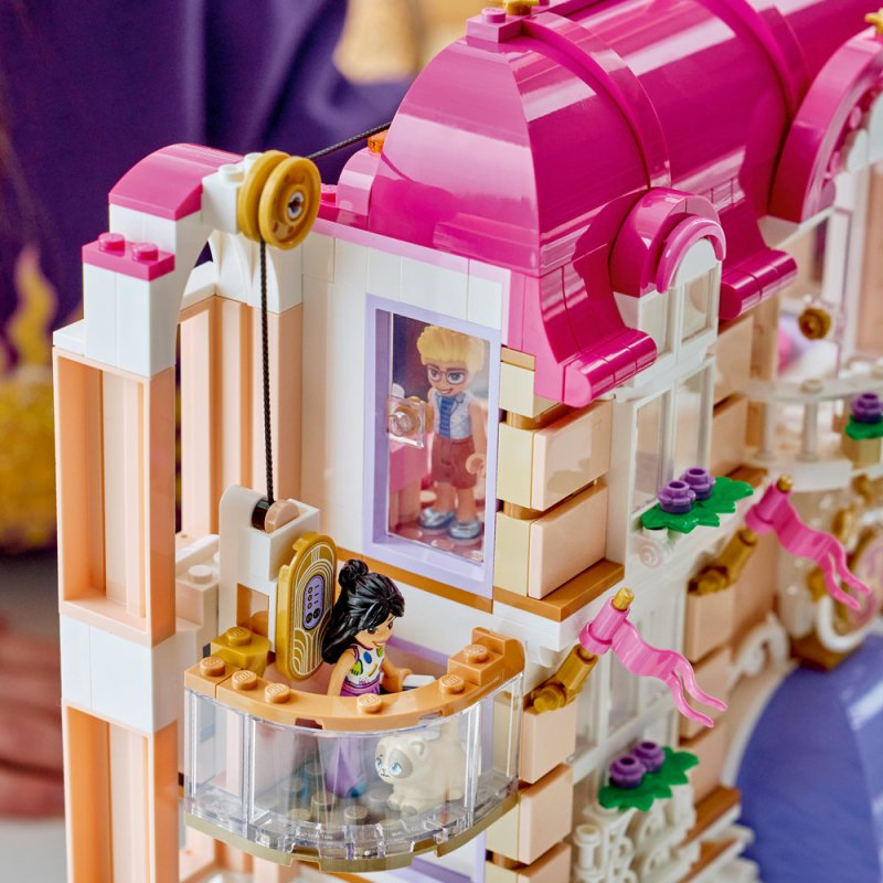LEGO® Friends 42704 Grand Hotel v městečku Heartlake