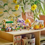 LEGO® Friends 42671 Kavárna plná rostlin a květinářství