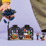 LEGO® Wednesday 76784 Černá jiřina