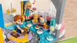 LEGO® Friends 42689 Klubovna pro kamarády v městečku Heartlake