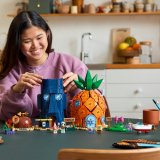 LEGO® Icons 11386 Spongebob v kalhotách: Zátiší Bikin